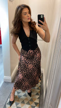 Load image into Gallery viewer, Rosè Leopard Skirt